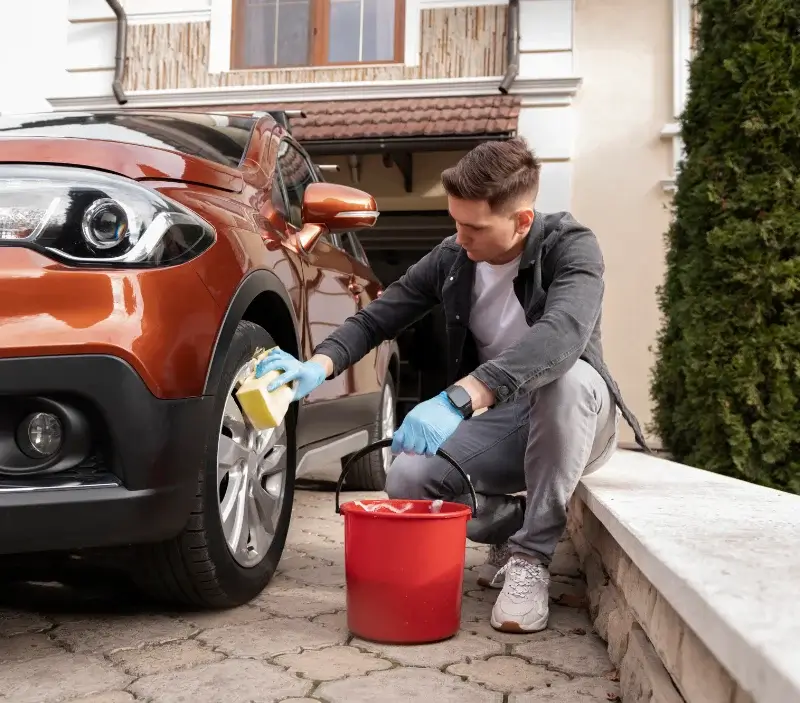 Lavage auto à domicile Preignac : professionnel intervenant sur un véhicule
